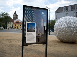 V centru města se objevila obří kulička s průměrem přes tři metry, má vzbudit zájem o tvorbu ve veřejném prostoru