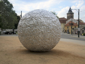 V centru města se objevila obří kulička s průměrem přes tři metry, má vzbudit zájem o umění ve veřejném prostoru