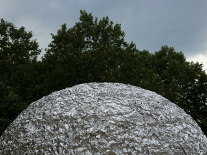 V centru města se objevila obří kulička s průměrem přes tři metry, má vzbudit zájem o tvorbu ve veřejném prostoru