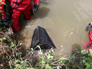 Zloději se opakovaně vloupali do jedné firmy a způsobili škodu za více než milion, vyprázdněný trezor hodili do rybníka