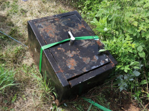 Zloději se opakovaně vloupali do jedné firmy a způsobili škodu za více než milion, vyprázdněný trezor hodili do rybníka