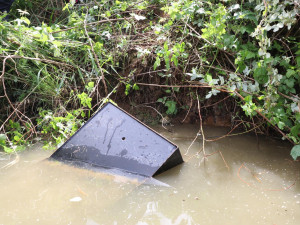 Zloději se opakovaně vloupali do jedné firmy a způsobili škodu za více než milion, vyprázdněný trezor hodili do rybníka