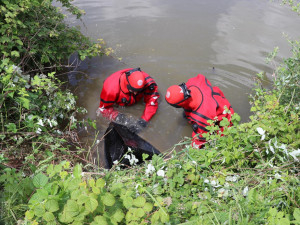 Zloději se opakovaně vloupali do jedné firmy a způsobili škodu za více než milion, vyprázdněný trezor hodili do rybníka