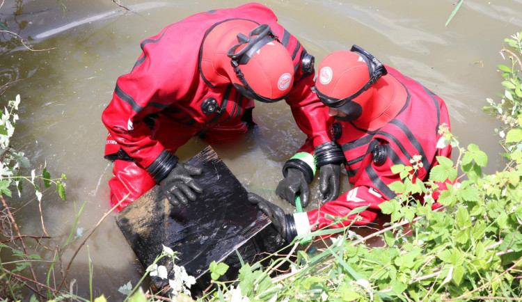 Zloději po vloupačce hodili vyprázdněný trezor do rybníka, škoda je přes milion korun