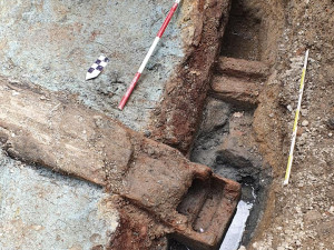 Rekonstrukce nádvoří zámku v Boru u Tachova vydala nečekané objevy z období středověku