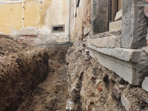 Rekonstrukce nádvoří zámku v Boru u Tachova vydala nečekané objevy z období středověku