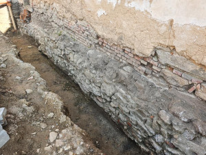 Rekonstrukce nádvoří zámku v Boru u Tachova vydala nečekané objevy z období středověku