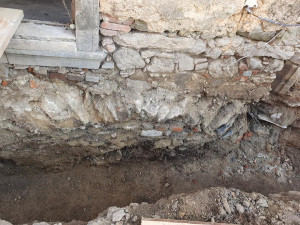 Rekonstrukce nádvoří zámku v Boru u Tachova vydala nečekané objevy z období středověku