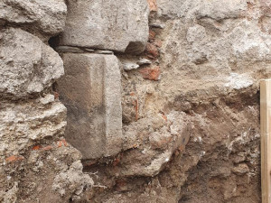 Rekonstrukce nádvoří zámku v Boru u Tachova vydala nečekané objevy z období středověku