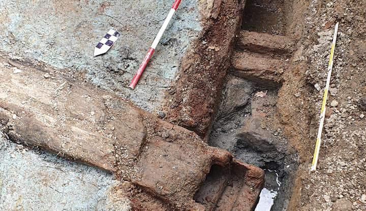 Rekonstrukce nádvoří zámku v Boru u Tachova vydala nečekané objevy z přelomu 15. a 16. století