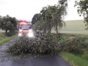 Silný vítr urval střechu rodinného domu a další poškodil, strom na kolejích zastavil také mezinárodní vlak