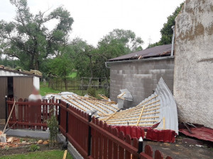 Silný vítr urval střechu rodinného domu a další poškodil, strom na kolejích zastavil také mezinárodní vlak