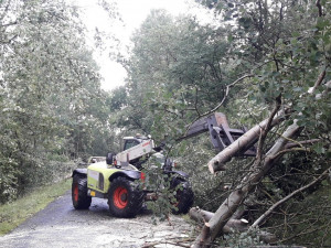 Silný vítr urval střechu rodinného domu a další poškodil, strom na kolejích zastavil také mezinárodní vlak