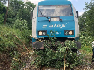 Silný vítr urval střechu rodinného domu a další poškodil, strom na kolejích zastavil také mezinárodní vlak
