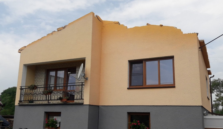 Silný vítr urval střechu rodinného domu a další poškodil, strom na kolejích zastavil také mezinárodní vlak