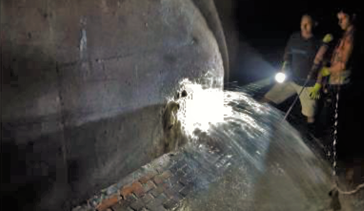 Takto tryská voda z nelegálně proraženého otvoru do kanalizačního sběrače u Boleváku už řadu měsíců