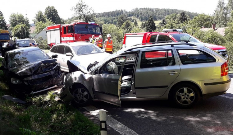 Po čelním střetu dvou automobilů u Kokšína zemřela na následky těžkých zranění seniorka