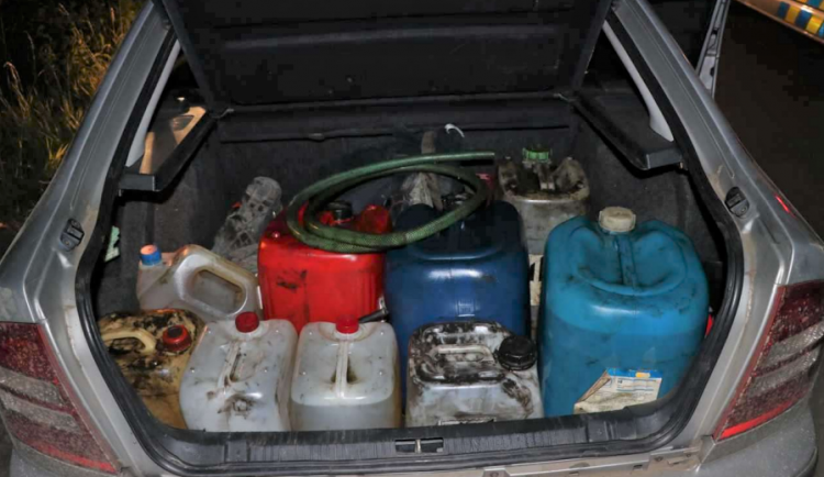 Trojice opilých cizinců odčerpala z bagru litry nafty, policie je dopadla přímo na místě činu