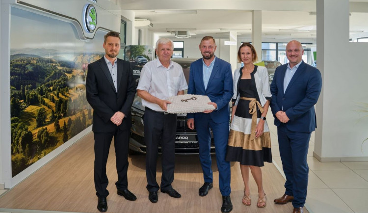 Za společnost AUTO NEJDL Klatovy symbolicky předali klíče Tomáš Nejdl a Jaroslav Nejdl (zleva) do rukou zástupců vedení Autocentra Jan Šmucler (zleva Jan Šmucler, Martina Šmuclerová, Miroslav Bláha)