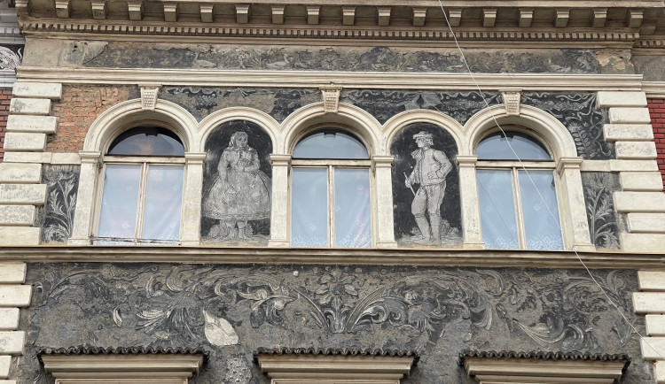 300 000 korun půjde na restaurování další části velmi cenné sgrafitové výzdoby od Mikoláše Alše na domu v Tovární ulici 6