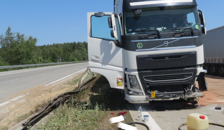 Rychle jedoucí kamion nezvládl předjíždění na dálnici D5 a skončil ve svodidlech. Škoda je 1,4 milionu