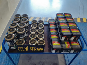 Řidič s moldavskou značkou pašoval cigarety a alkohol, namířeno měl do Francie