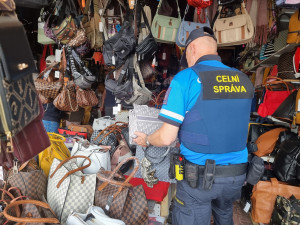 Celníci kontrolovali také tržnice
