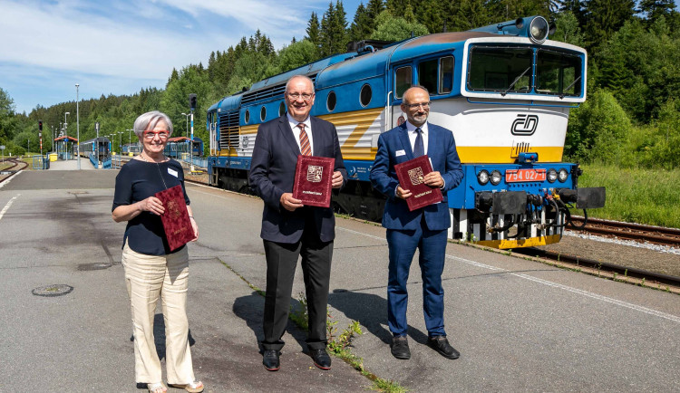 Plzeňský kraj a bavorské okresy si budou od 1. července uznávat přeshraniční celodenní jízdenky. Slavnostní podpis smlouvy na česko-bavorském nádraží v Železné Rudě Alžbětíně