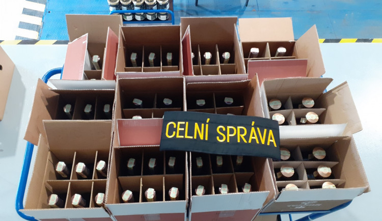 Řidič s moldavskou značkou pašoval cigarety a alkohol, namířeno měl do Francie