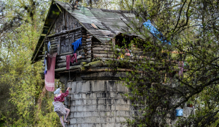 Podporu od kraje získal i film, jehož součástí je požár slavné chaloupky na mostním pilíři u Chotěšova. Zachytil tak definitivní konec jedné legendy.