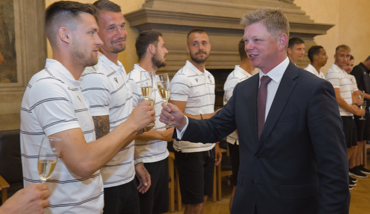 Viktoriánům poděkovalo za mistrovský titul vedení města Plzně, na snímku s hráči primátor Pavel Šindelář