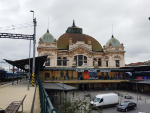 Stavba budovy plzeňského nádraží stála stavitele život