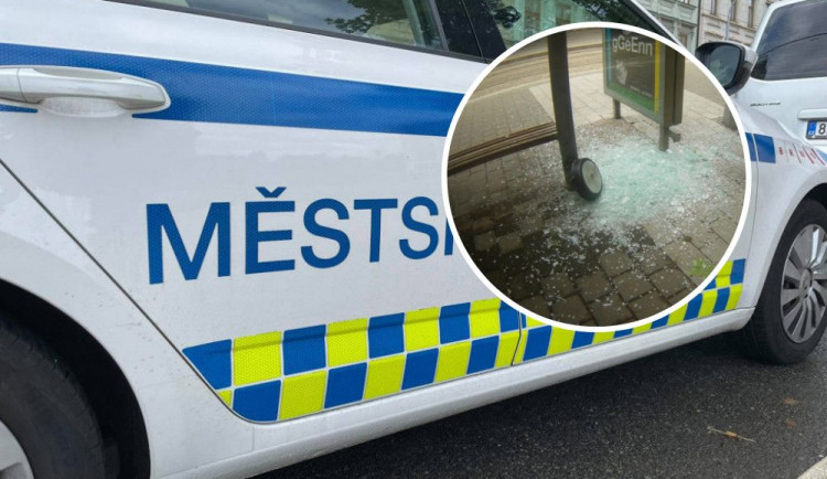 Milenecká hádka v centru Brna se zvrtla. Žena vysklila hrncem tramvajovou zastávku