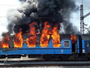 FOTO: Poblíž hlavního nádraží vzplál vagon, zásah hasičů komplikovalo nesnesitelné vedro