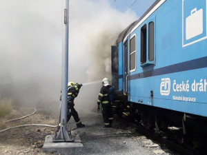 Poblíž hlavního nádraží vzplál vagon, zásah hasičů komplikuje nesnesitelné vedro