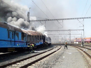 Poblíž hlavního nádraží vzplál vagon, zásah hasičů komplikuje nesnesitelné vedro