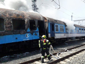 Poblíž hlavního nádraží vzplál vagon, zásah hasičů komplikuje nesnesitelné vedro