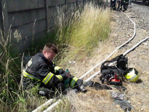 Poblíž hlavního nádraží vzplál vagon, zásah hasičů komplikuje nesnesitelné vedro