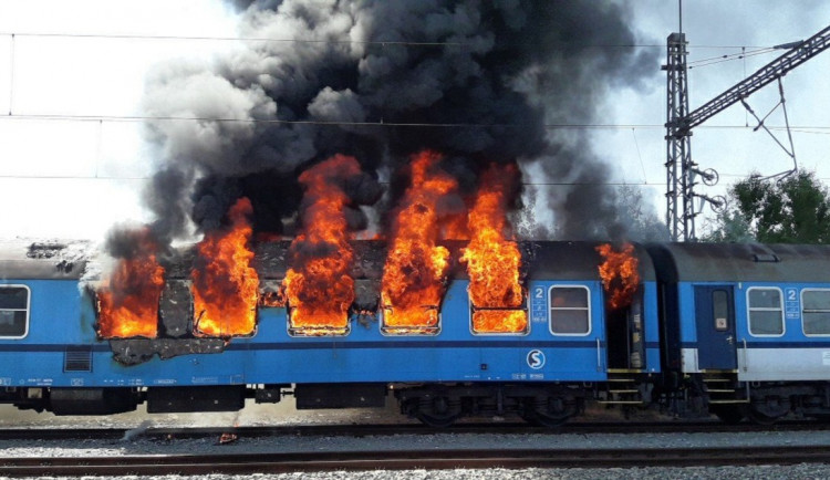 Poblíž hlavního nádraží vzplál vagon, zásah hasičů komplikuje nesnesitelné vedro
