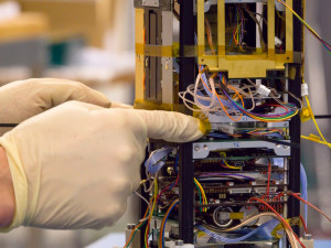 Družice VZLUSAT-1 v laboratoři, foto: ZČU