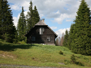 Známou Roklanskou chatu v samém srdci Šumavy čeká demolice, opuštěný objekt napadla dřevomorka