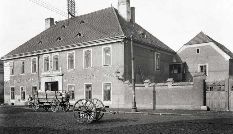 Hostinec na Staré poště stával na dnešním Palackého náměstí, zdroj: nakladatelství Starý Most