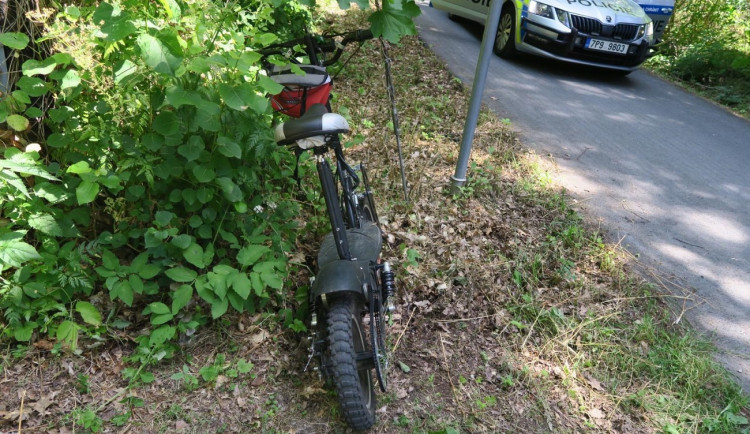 Namol opilý muž usedl na elektrokoloběžku a havaroval, nadýchal přes tři promile
