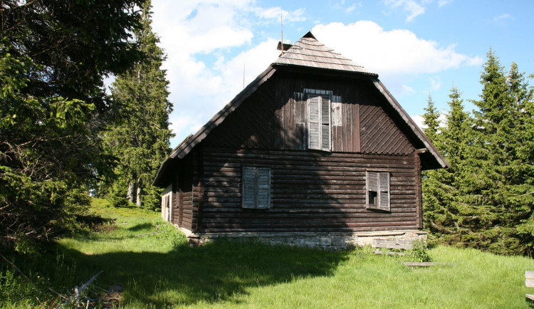 Roklanskou chatu stojící na malebném místě čeká s největší pravděpodobností demolice a nezbyde po ní vůbec nic