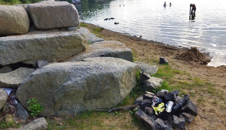 Situace kolem Boleveckých rybníků začíná být neúnosná, skupiny vandalů tam ničí co jim přijde pod ruku
