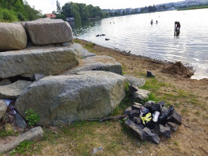 Situace kolem Boleveckých rybníků začíná být neúnosná, skupiny vandalů tam ničí co jim přijde pod ruku
