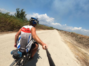 Extrémní biker Martin Vít stráví na závodech celé dny, s sebou má jen kolo, spacák a trochu zásob