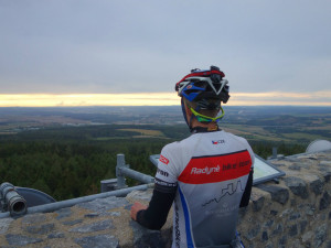 Extrémní biker Martin Vít stráví na závodech celé dny, s sebou má jen kolo, spacák a trochu zásob