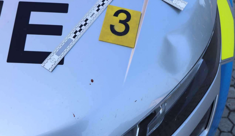 Polonahý a zfetovaný muž napadl dítě, poté hlavou bušil o kapotu policejního auta