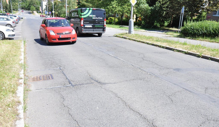 Komenského ulice na Lochotíně se dočká nového asfaltového povrchu, ten starý na místě zrecyklují